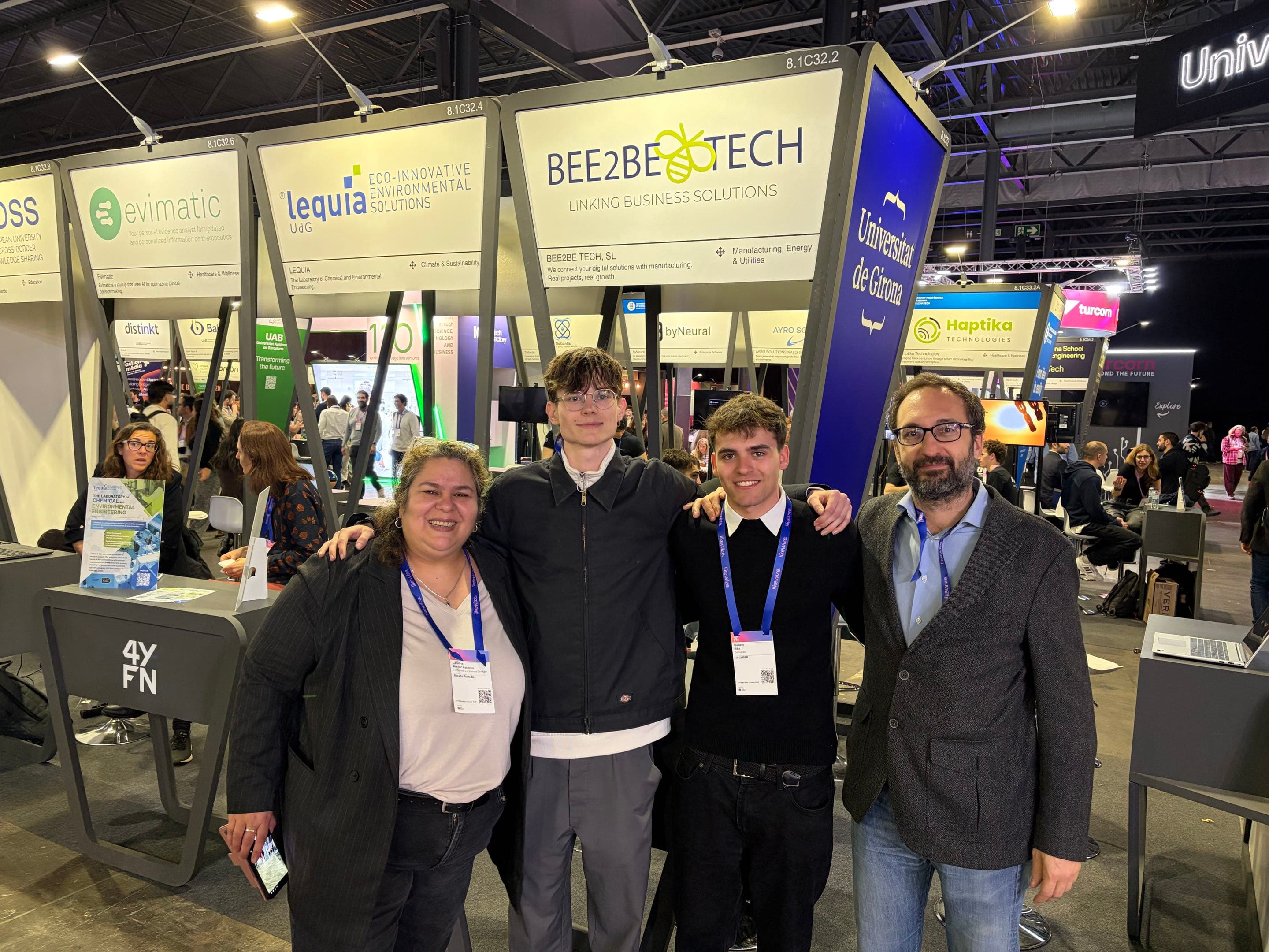 L'equip de TechBer a l'estand BEE2BETECH durant el MWC Barcelona 2026